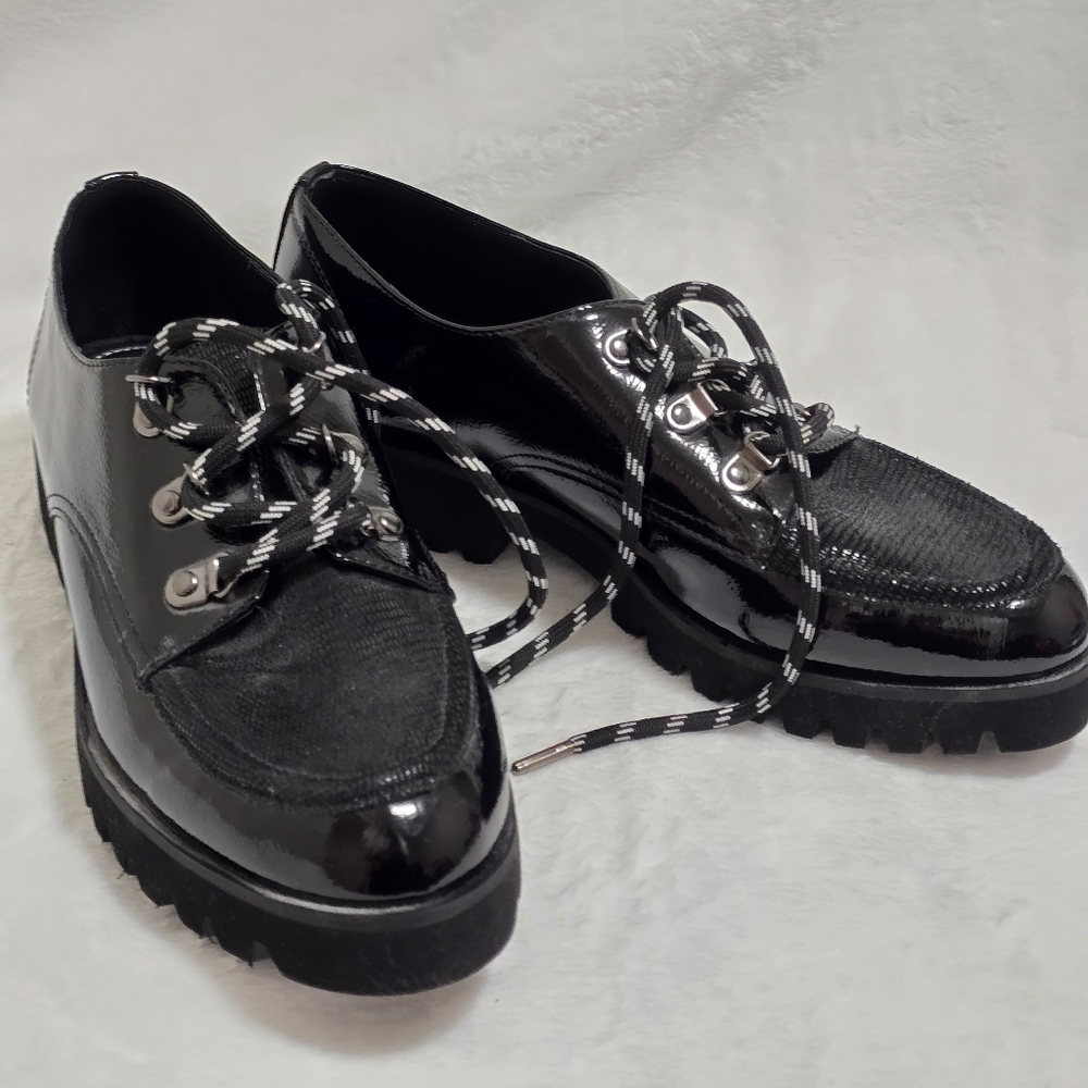 Donald Pliner lace up patent loafers size 7.5 EUC